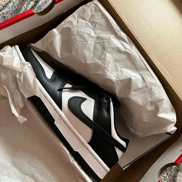 Nike Dunks Low Pandas - Picture 4 of 5